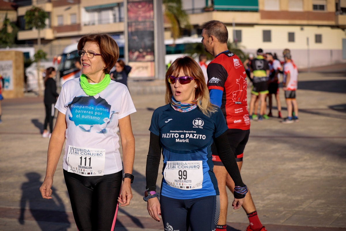 La XX Subida Pedestre al Conjuro arrancó a las 10 de la mañana, y los corredores tuvieron que enfrentarse a 17,8 kilometros en una mañana soleada