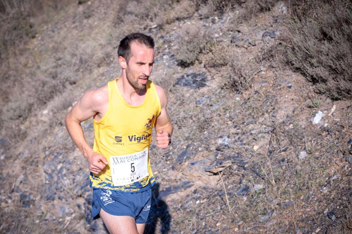 La XX Subida Pedestre al Conjuro arrancó a las 10 de la mañana, y los corredores tuvieron que enfrentarse a 17,8 kilometros en una mañana soleada