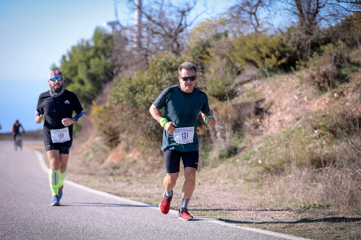 La XX Subida Pedestre al Conjuro arrancó a las 10 de la mañana, y los corredores tuvieron que enfrentarse a 17,8 kilometros en una mañana soleada