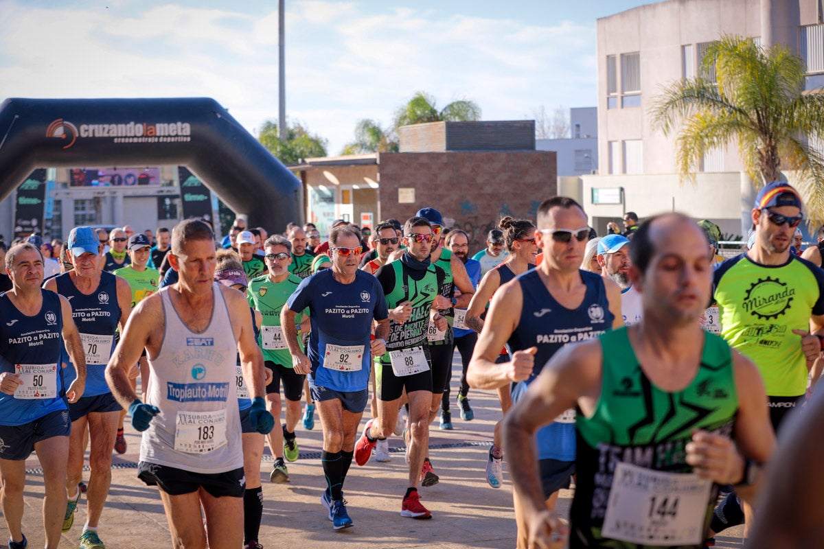 La XX Subida Pedestre al Conjuro arrancó a las 10 de la mañana, y los corredores tuvieron que enfrentarse a 17,8 kilometros en una mañana soleada