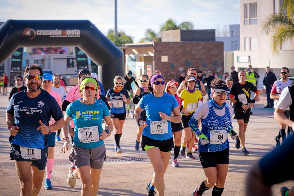 La XX Subida Pedestre al Conjuro arrancó a las 10 de la mañana, y los corredores tuvieron que enfrentarse a 17,8 kilometros en una mañana soleada
