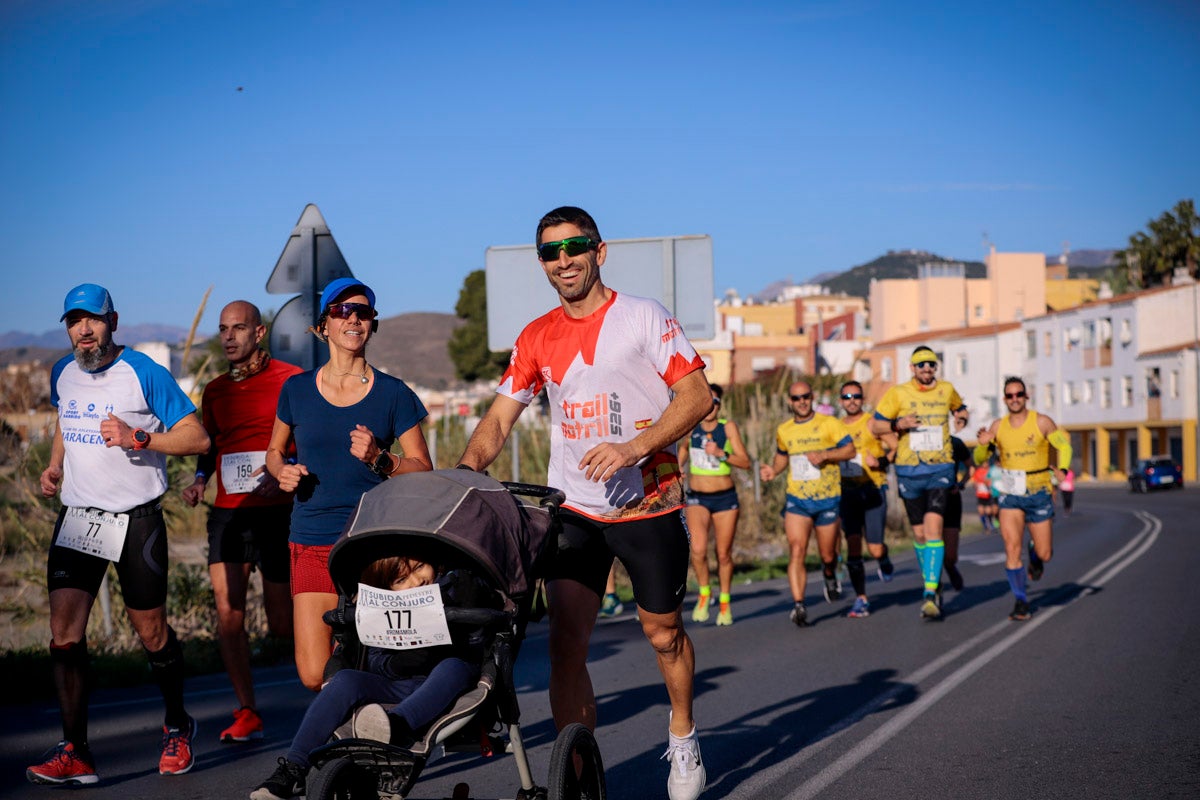 La XX Subida Pedestre al Conjuro arrancó a las 10 de la mañana, y los corredores tuvieron que enfrentarse a 17,8 kilometros en una mañana soleada