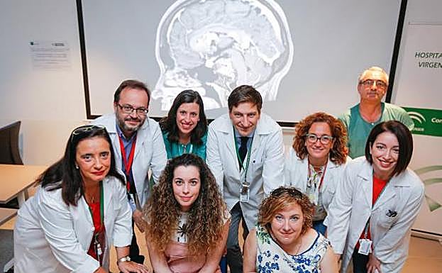 María y Juana, las pacientes operadas, rodeadas por el equipo médico que ha conseguido incorporar esta técnica