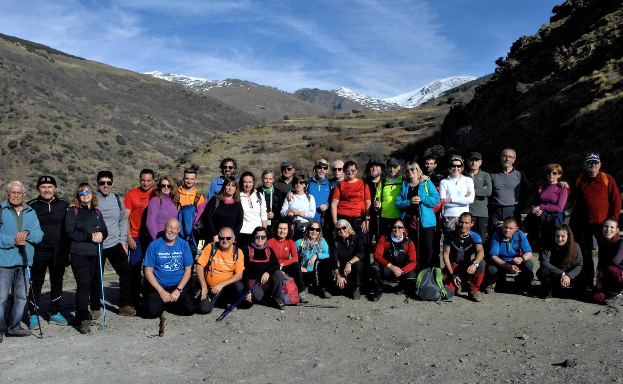 Senderismo en la Alpujarra | El Club de Montaña de Santa Fe practica senderismo por Pampaneira, Bubión y Capileira