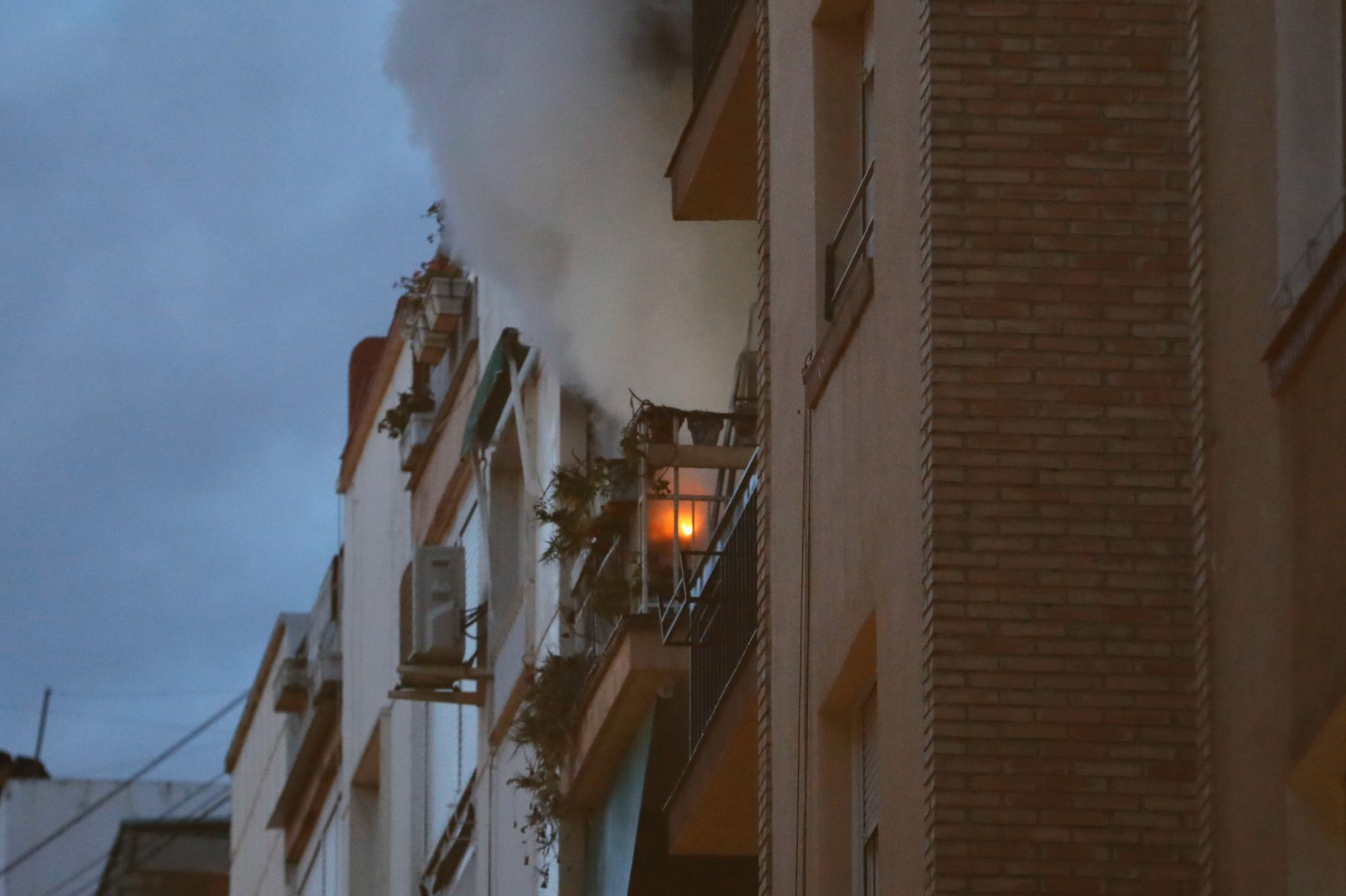 Las llamas han obligado a desalojar un edificio