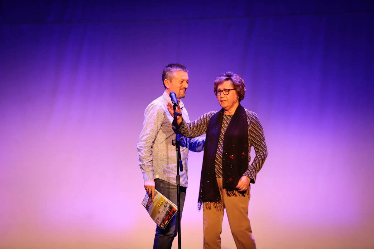 Fotos: Gimnasia solidaria a ritmo navideño en Motril