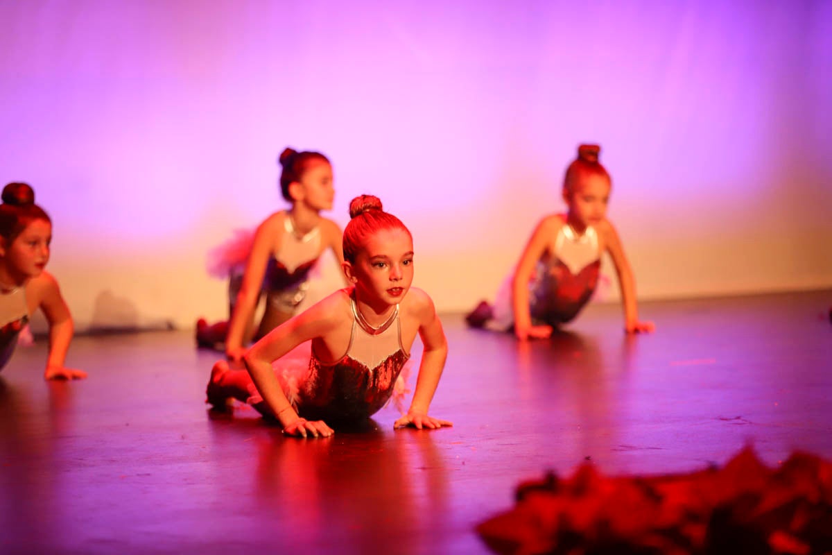 Fotos: Gimnasia solidaria a ritmo navideño en Motril