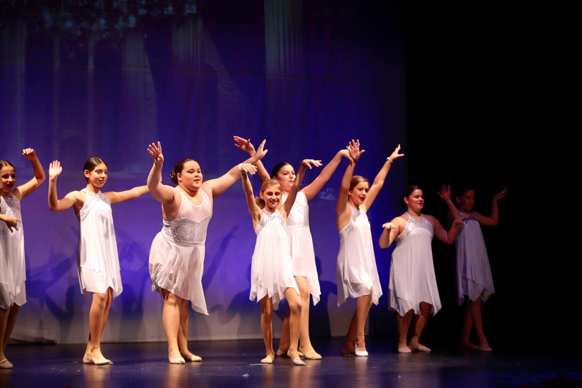 Fotos: Gimnasia solidaria a ritmo navideño en Motril