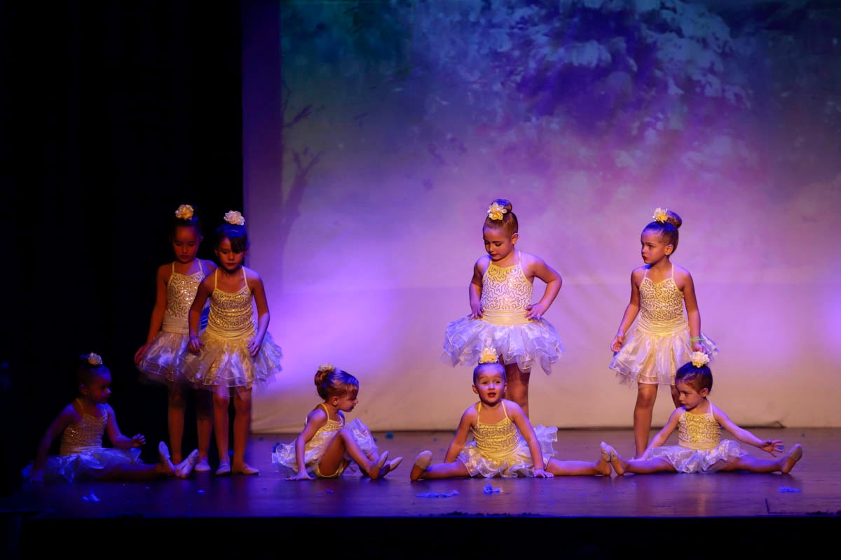 Fotos: Gimnasia solidaria a ritmo navideño en Motril