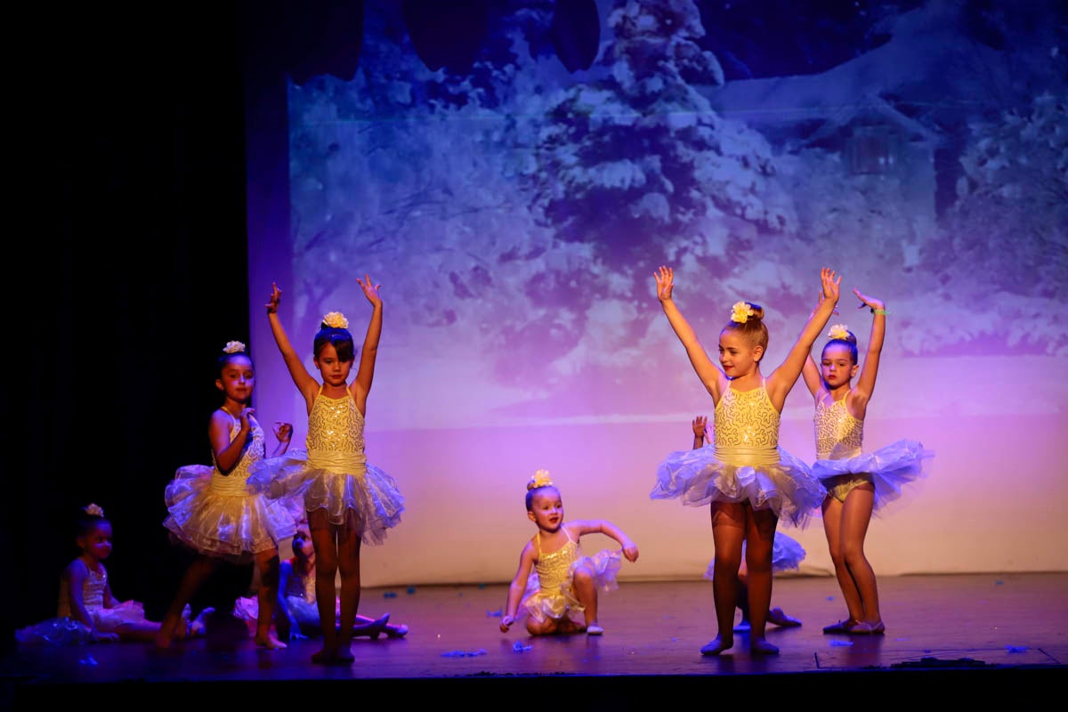 Fotos: Gimnasia solidaria a ritmo navideño en Motril