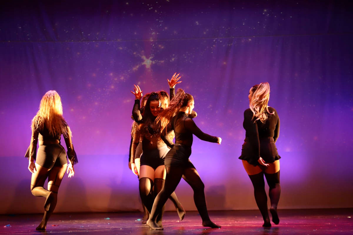 Fotos: Gimnasia solidaria a ritmo navideño en Motril