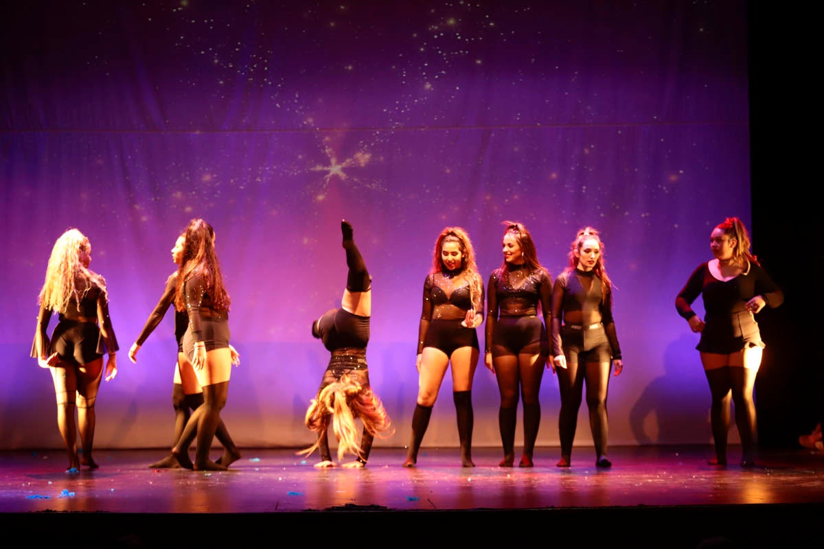 Fotos: Gimnasia solidaria a ritmo navideño en Motril