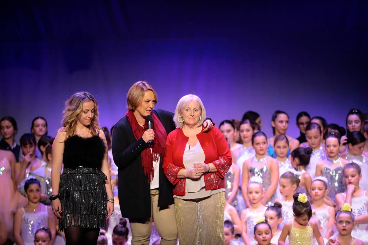 Fotos: Gimnasia solidaria a ritmo navideño en Motril