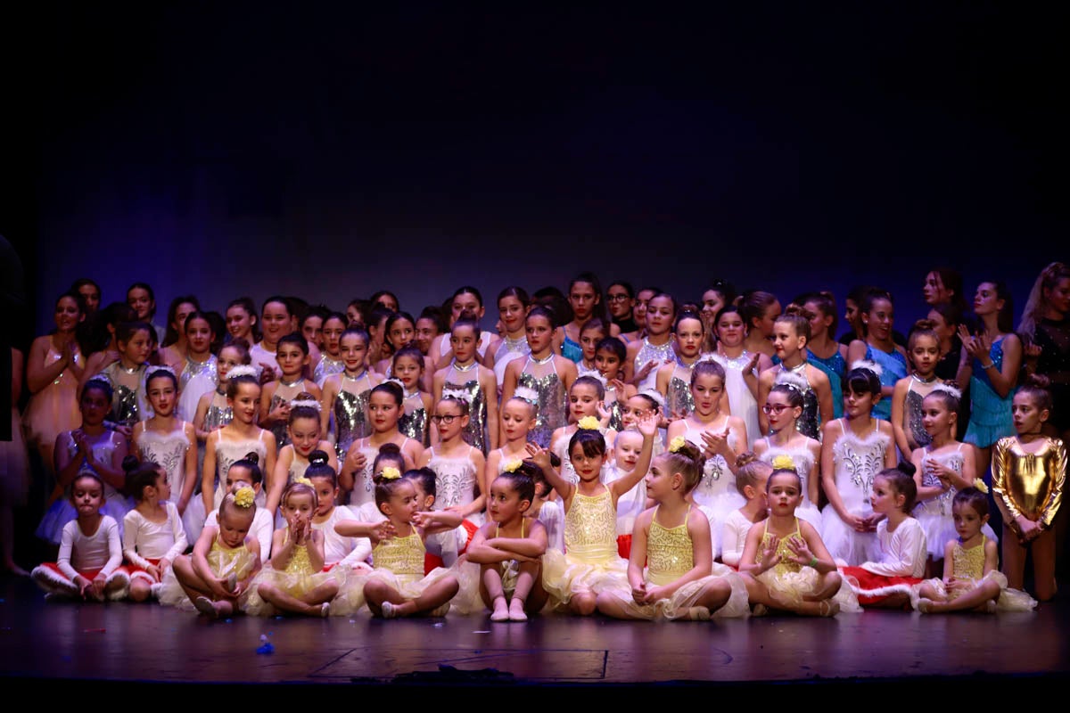 Fotos: Gimnasia solidaria a ritmo navideño en Motril