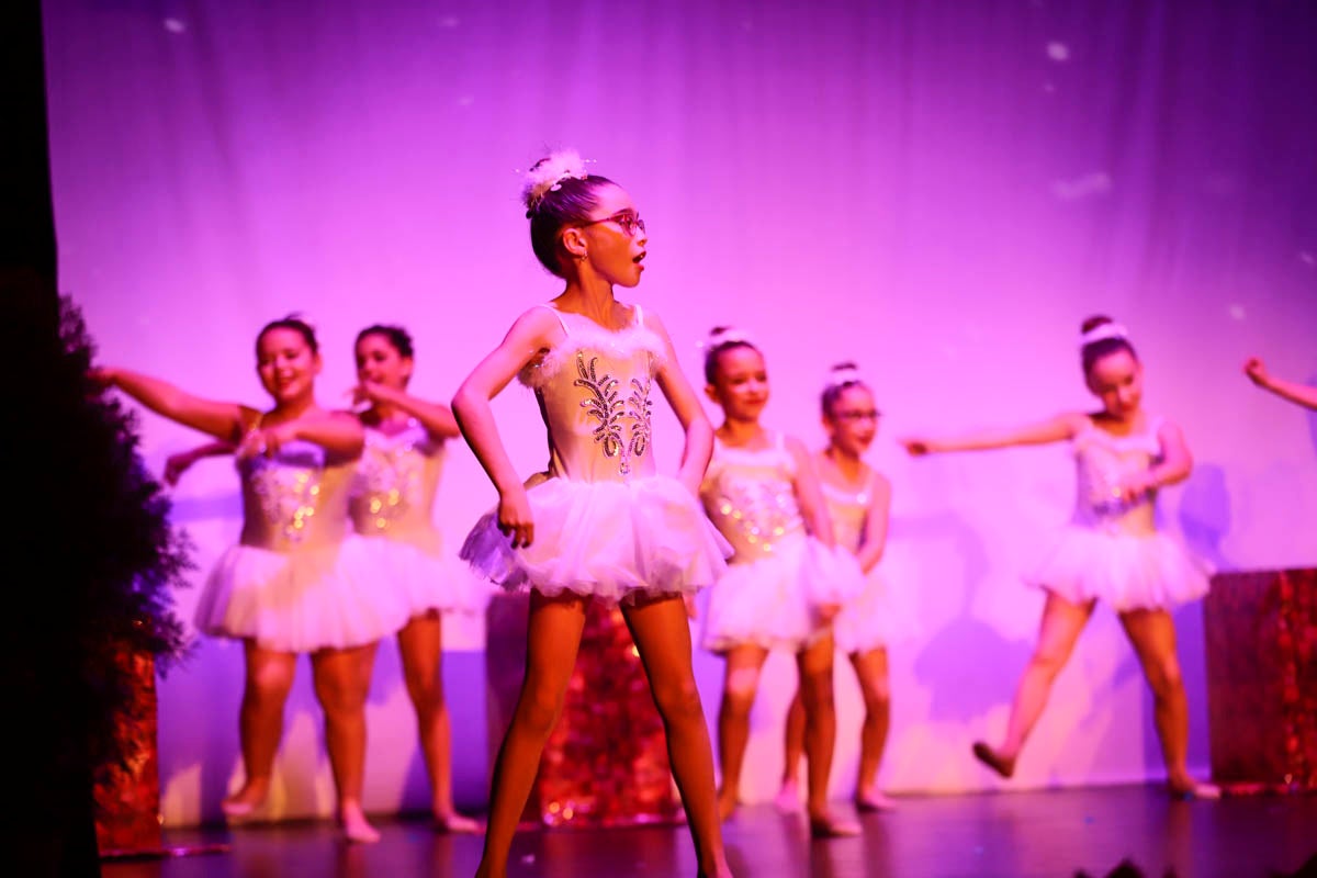 Fotos: Gimnasia solidaria a ritmo navideño en Motril