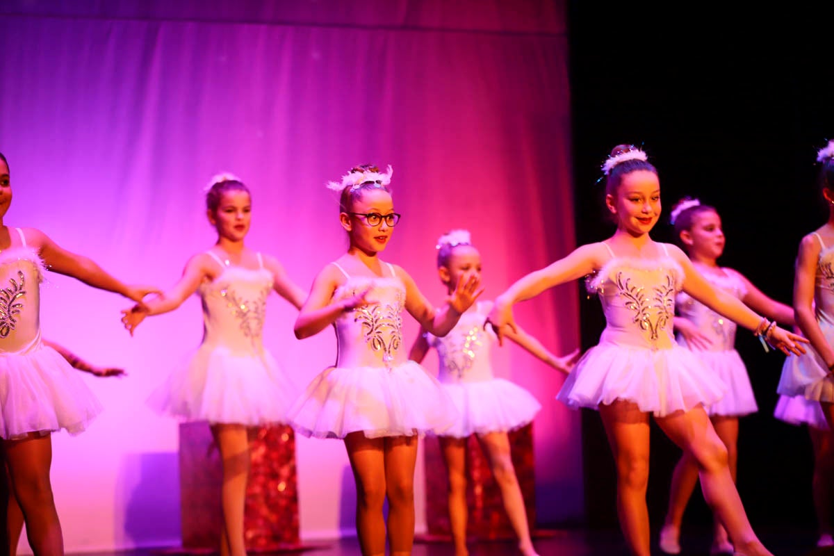 Fotos: Gimnasia solidaria a ritmo navideño en Motril