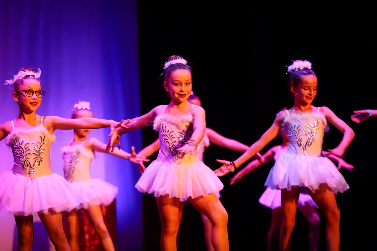 Fotos: Gimnasia solidaria a ritmo navideño en Motril