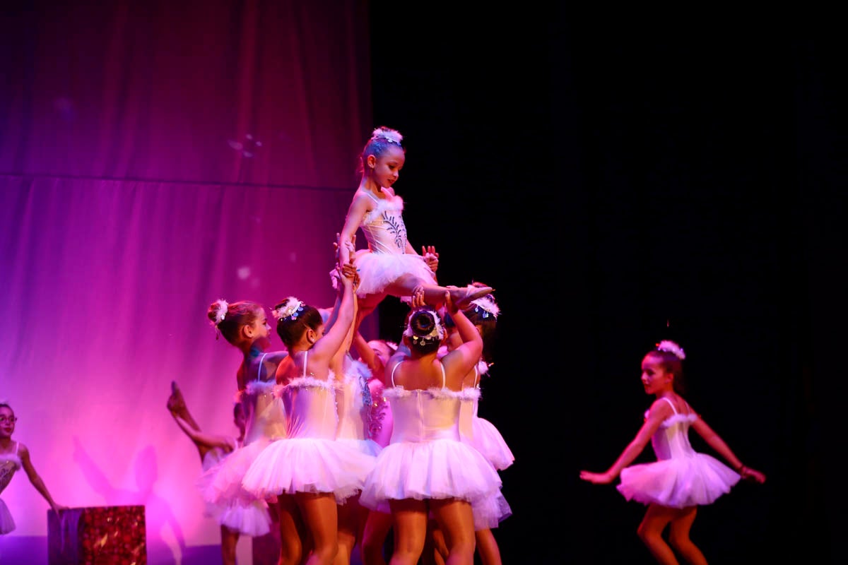 Fotos: Gimnasia solidaria a ritmo navideño en Motril