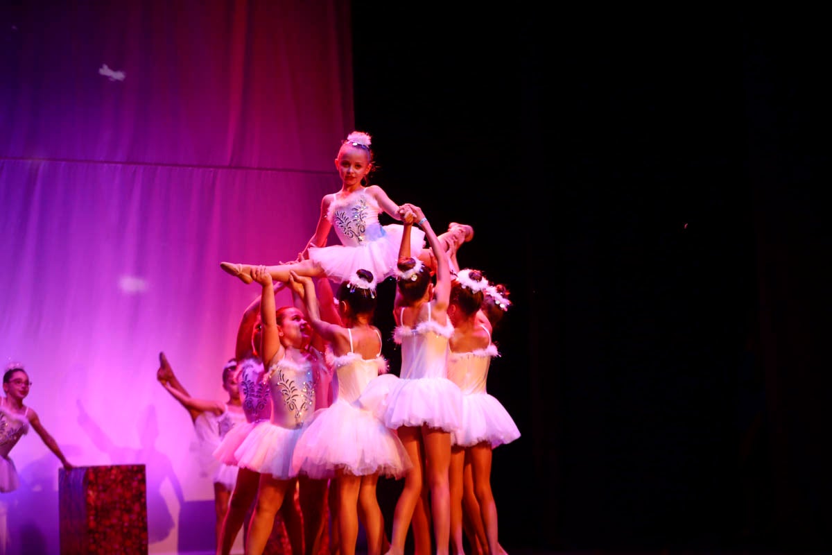 Fotos: Gimnasia solidaria a ritmo navideño en Motril