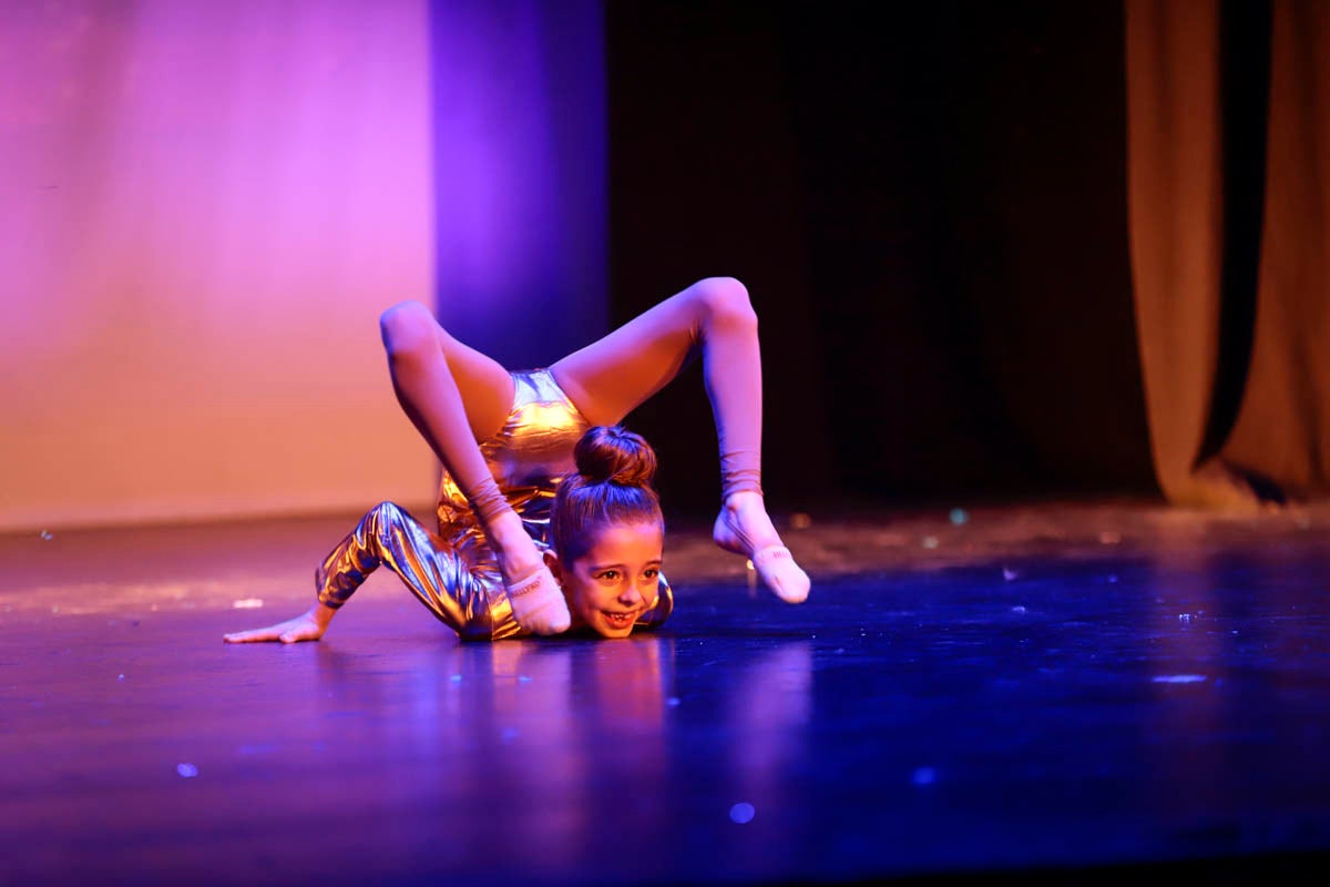 Fotos: Gimnasia solidaria a ritmo navideño en Motril