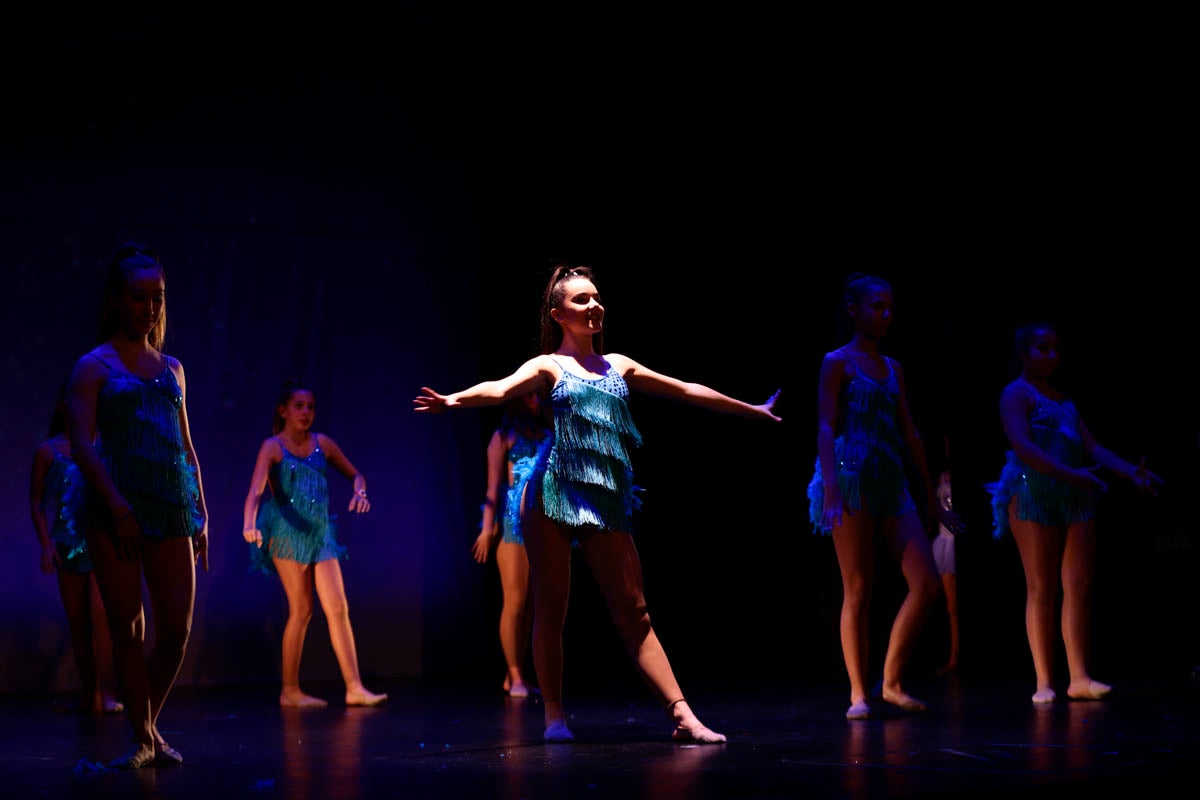 Fotos: Gimnasia solidaria a ritmo navideño en Motril