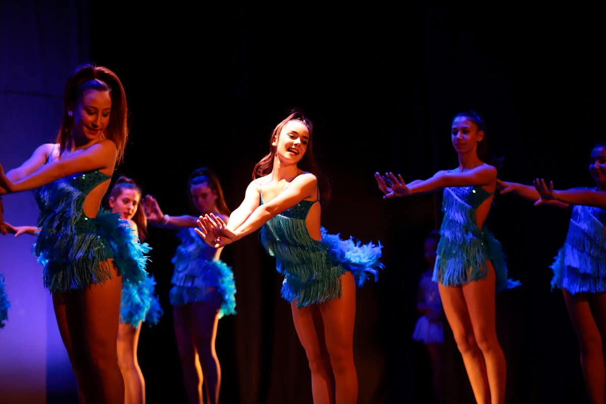 Fotos: Gimnasia solidaria a ritmo navideño en Motril