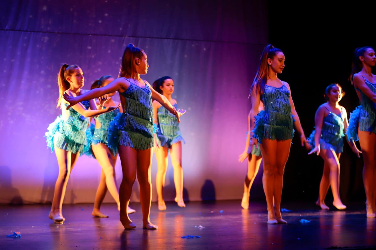 Fotos: Gimnasia solidaria a ritmo navideño en Motril