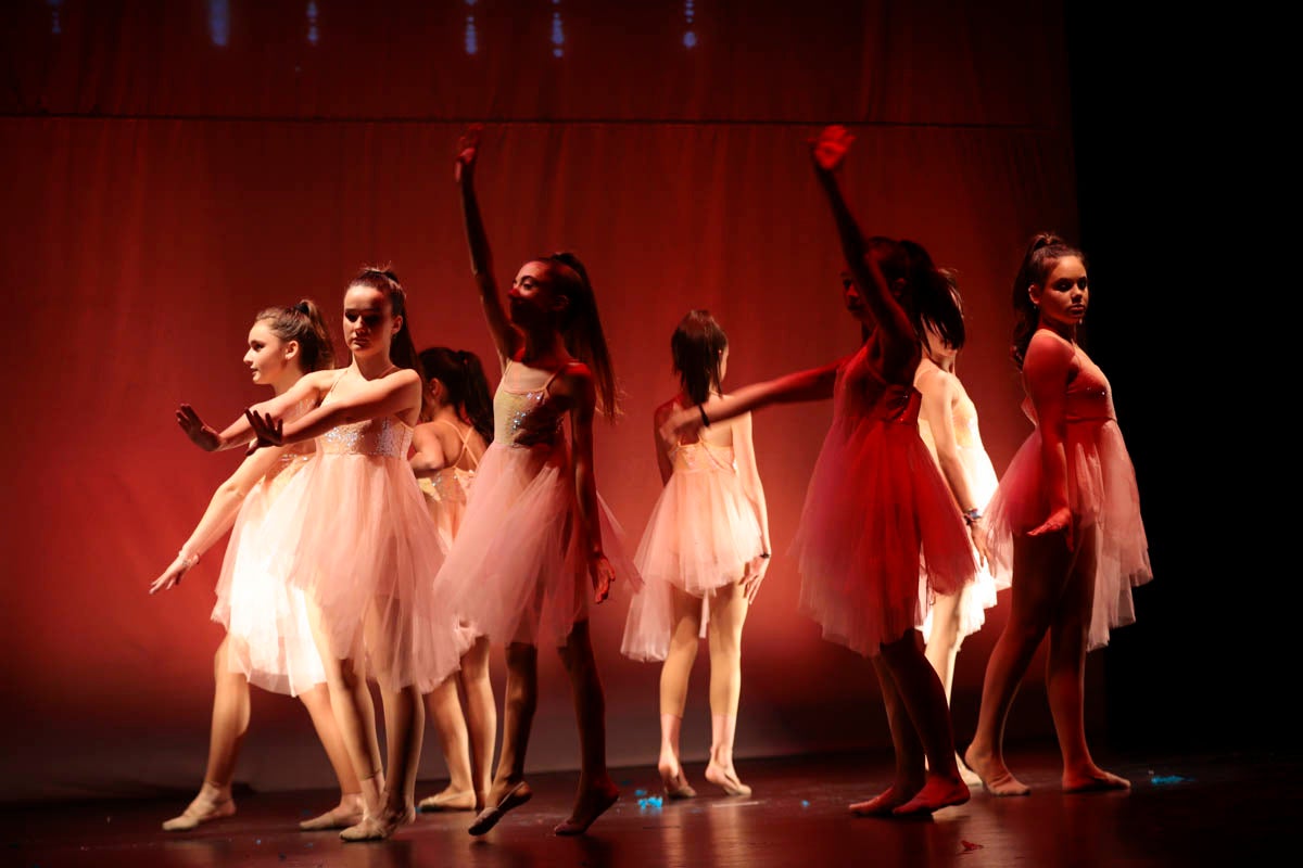 Fotos: Gimnasia solidaria a ritmo navideño en Motril