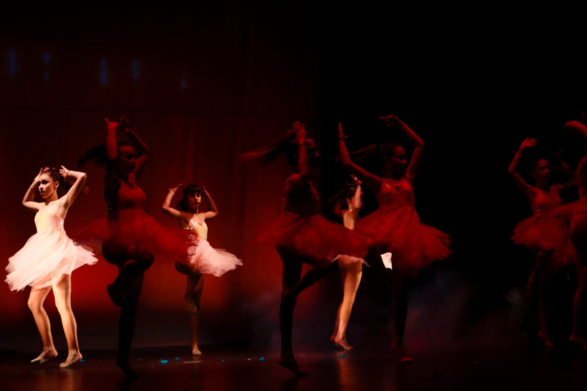 Fotos: Gimnasia solidaria a ritmo navideño en Motril