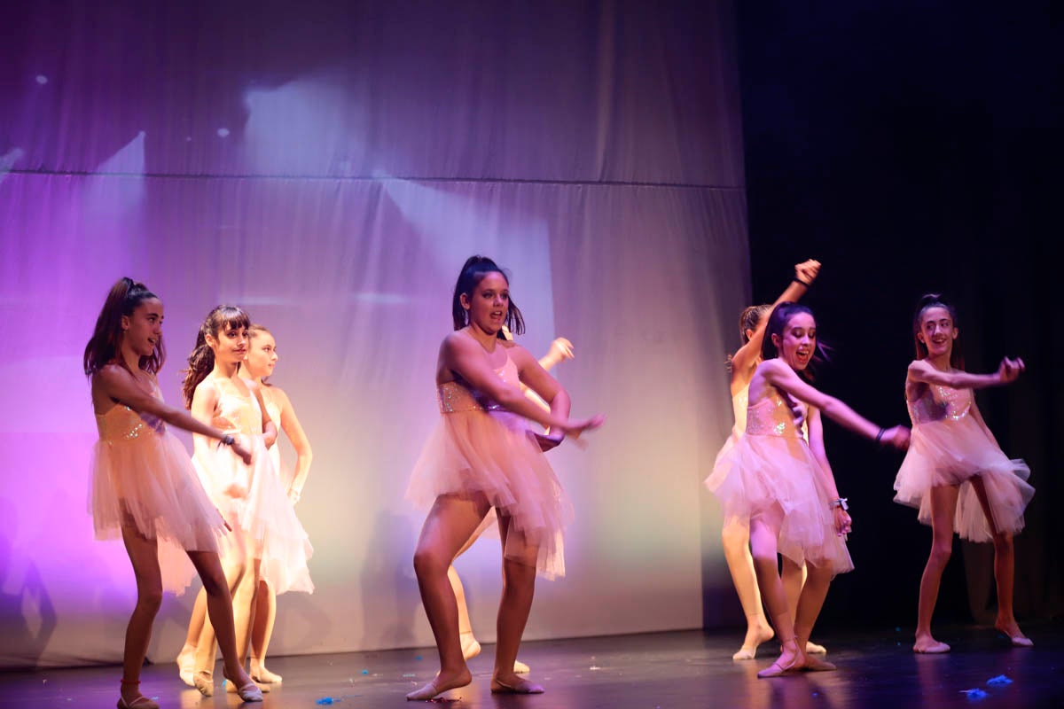 Fotos: Gimnasia solidaria a ritmo navideño en Motril