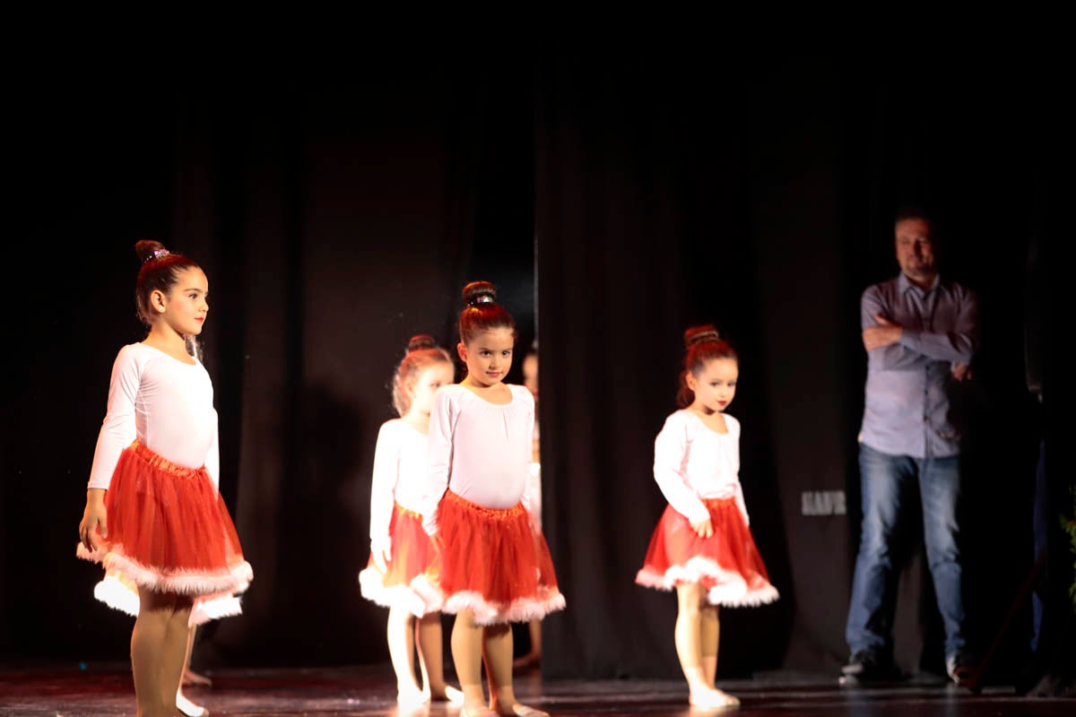 Fotos: Gimnasia solidaria a ritmo navideño en Motril