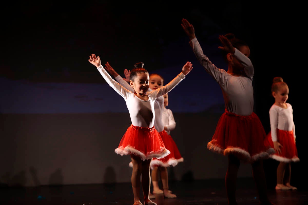 Fotos: Gimnasia solidaria a ritmo navideño en Motril