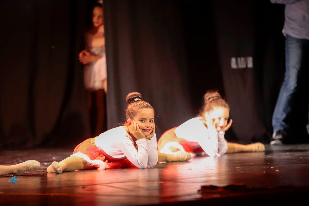 Fotos: Gimnasia solidaria a ritmo navideño en Motril