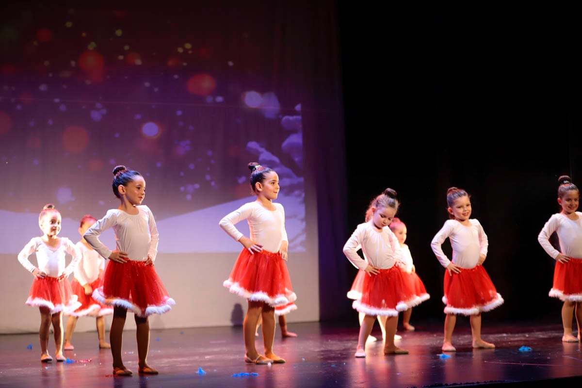 Fotos: Gimnasia solidaria a ritmo navideño en Motril