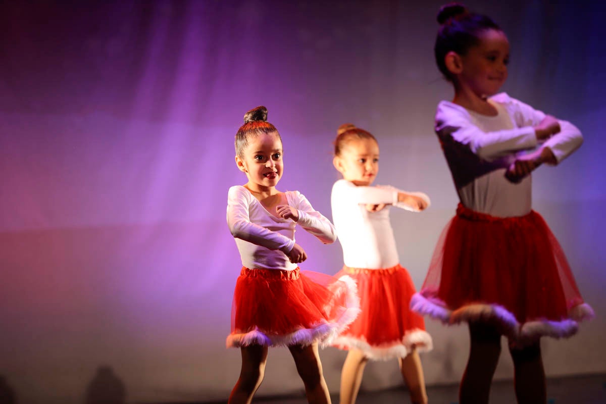 Fotos: Gimnasia solidaria a ritmo navideño en Motril