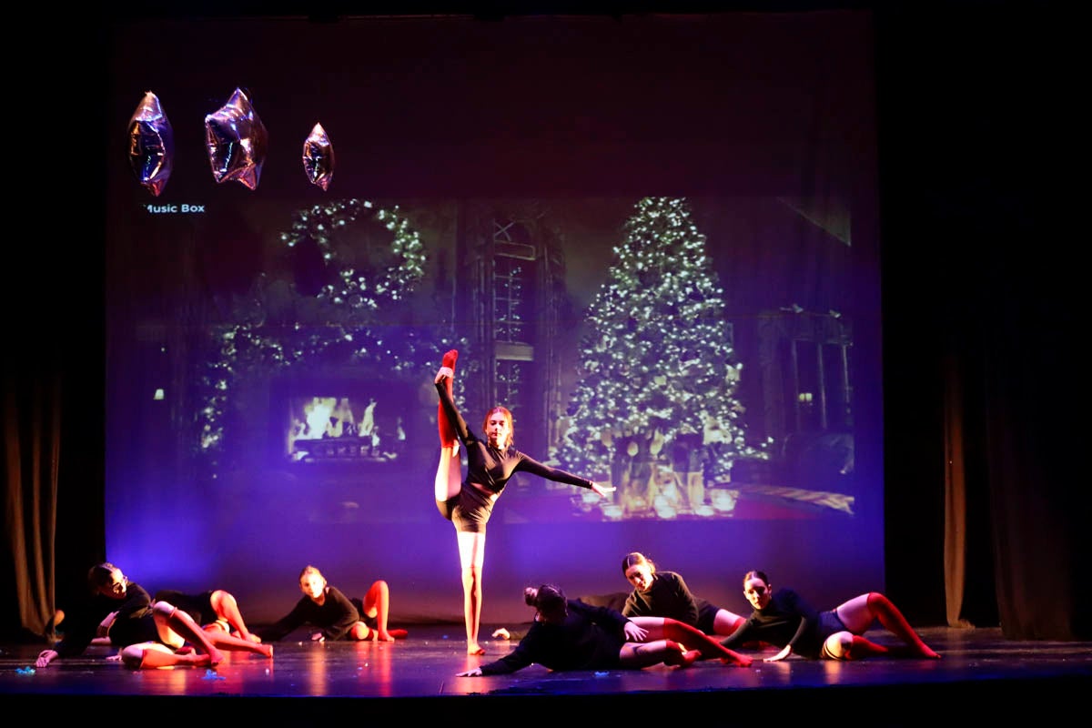 Fotos: Gimnasia solidaria a ritmo navideño en Motril