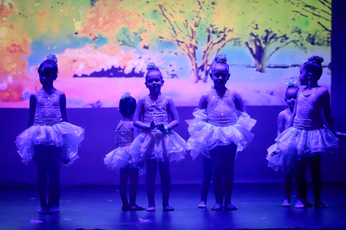 Fotos: Gimnasia solidaria a ritmo navideño en Motril