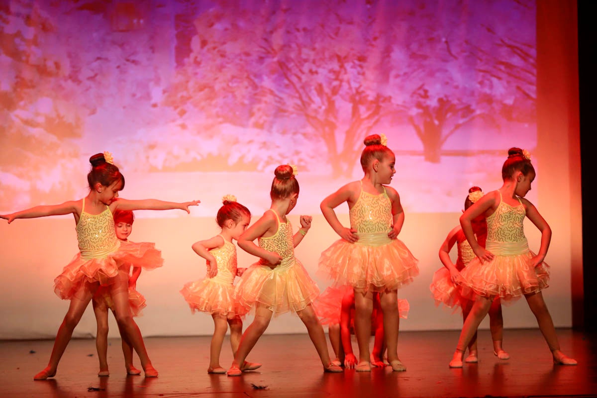 Fotos: Gimnasia solidaria a ritmo navideño en Motril