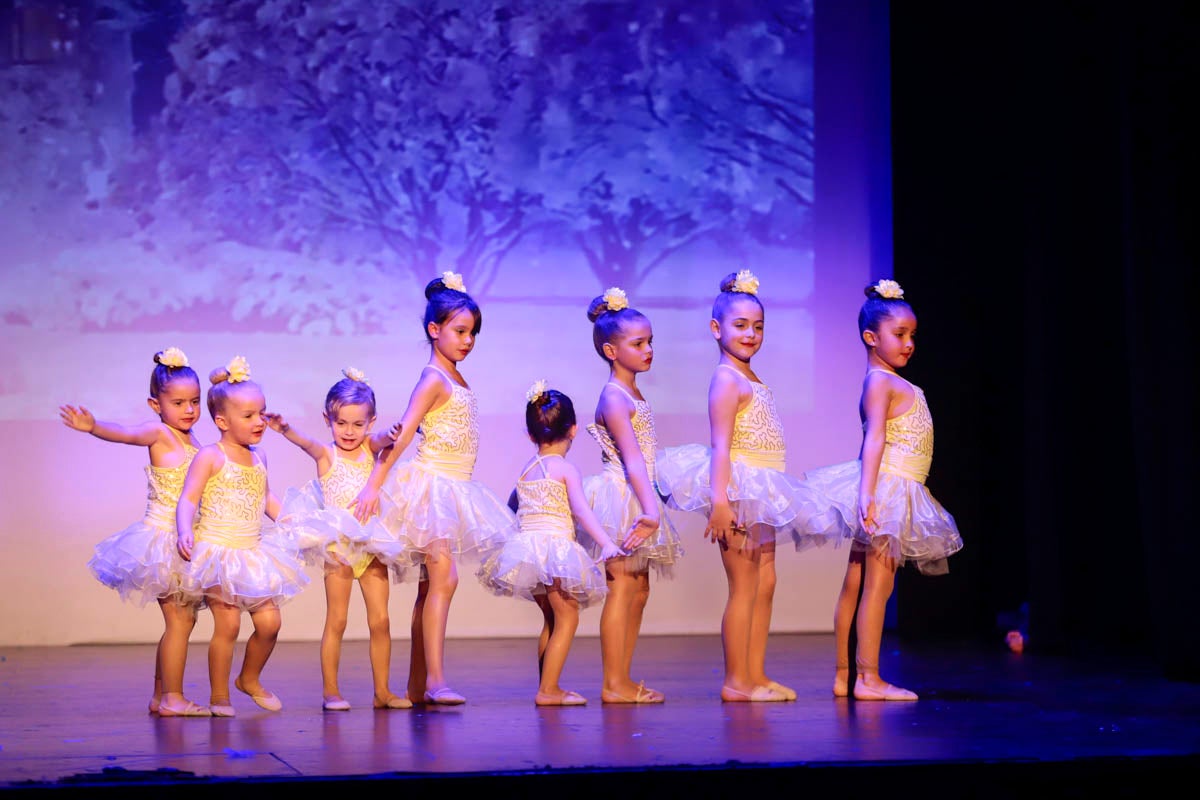 Fotos: Gimnasia solidaria a ritmo navideño en Motril