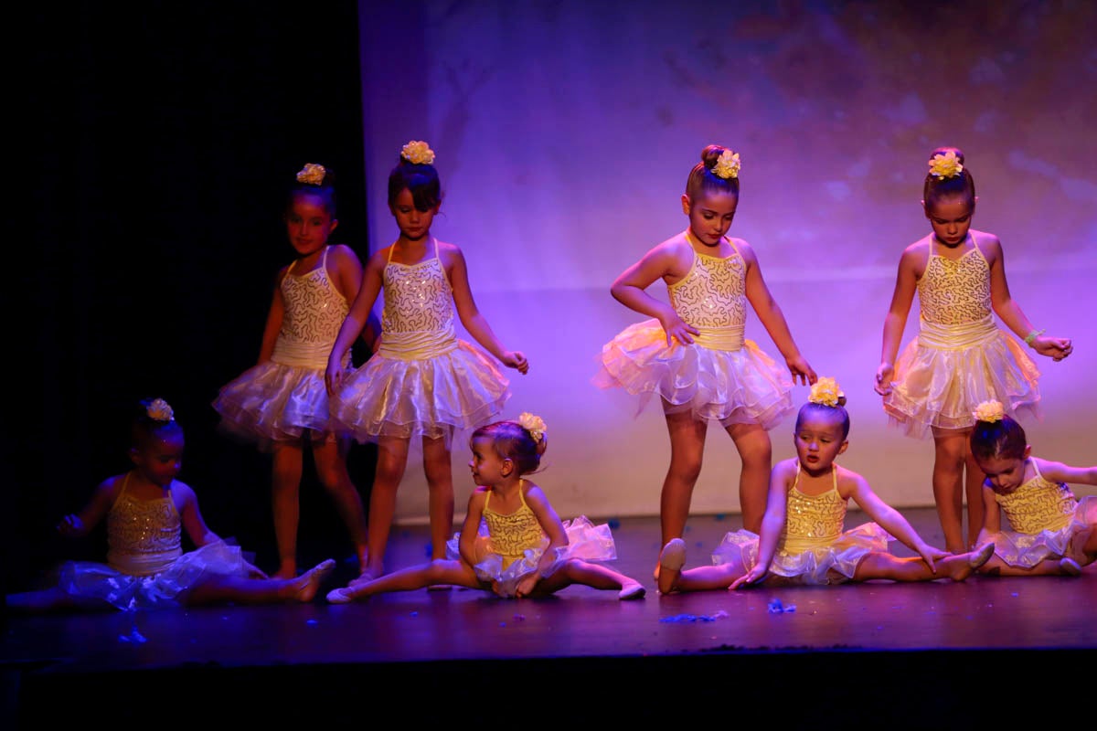 Fotos: Gimnasia solidaria a ritmo navideño en Motril