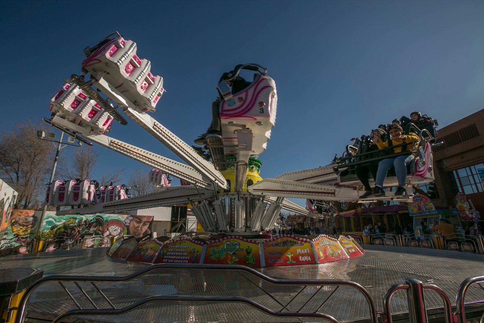 Juveándalus, la feria de la infancia y la juventud, ha iniciado ya una nueva edición en la que cumple 34 años. Desde el día 17 de diciembre hasta el 4 de enero las puertas de Juveándalus estarán abiertas 