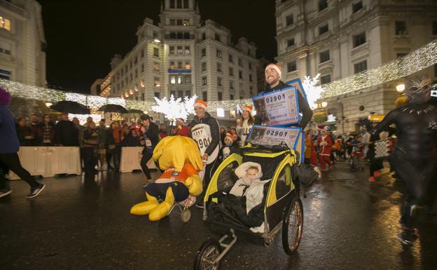 Imagen. Los mejores disfraces de la Carrera Nocturna de Granada.