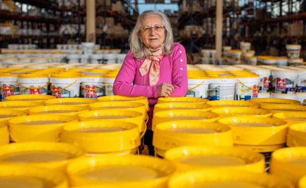 María Angustias, rodeada de botes de pintura en el almacén de su fábrica.