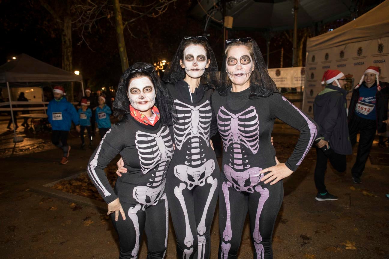 Mucho colorido para festejar el inicio de la Navidad, aunque algunos disfraces no sean muy cómodos para correr