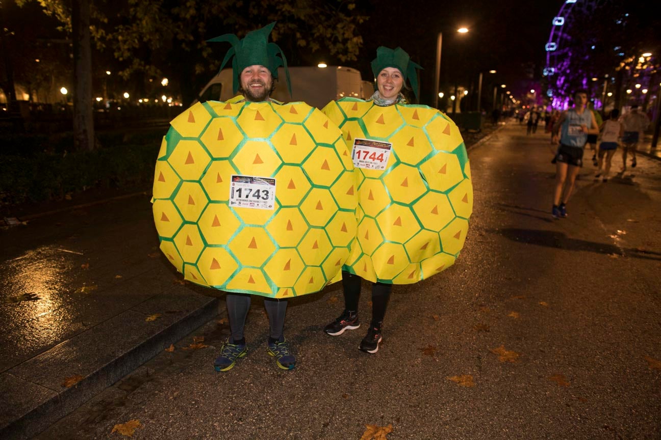 Mucho colorido para festejar el inicio de la Navidad, aunque algunos disfraces no sean muy cómodos para correr