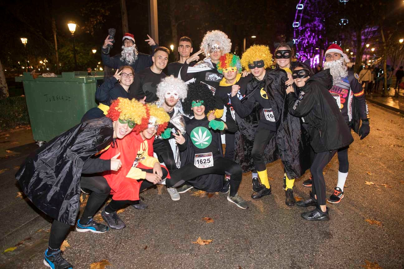 Mucho colorido para festejar el inicio de la Navidad, aunque algunos disfraces no sean muy cómodos para correr