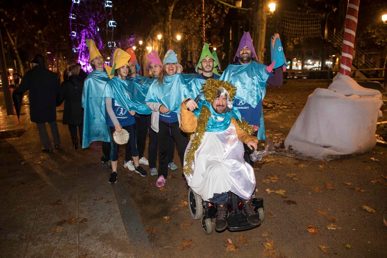 Mucho colorido para festejar el inicio de la Navidad, aunque algunos disfraces no sean muy cómodos para correr