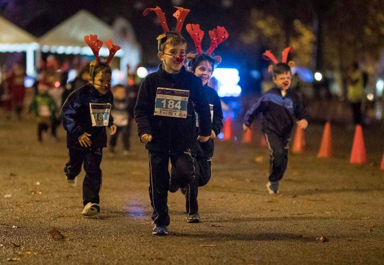 Ni el mal tiempo ni el frío han impedido que decenas de niños hayan partido en las carreras de las distintas categorías de esta tradicional carrera navideña