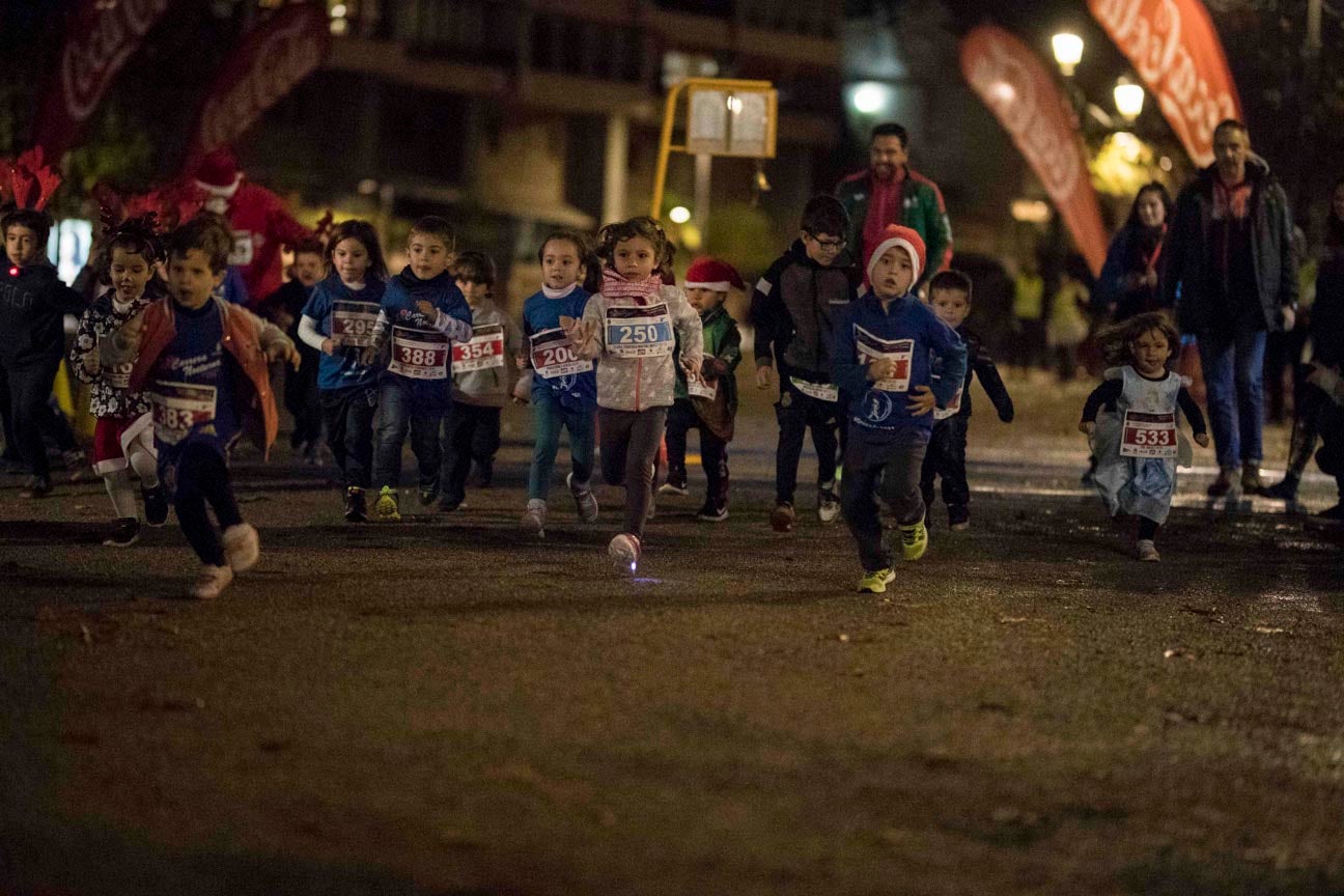 Ni el mal tiempo ni el frío han impedido que decenas de niños hayan partido en las carreras de las distintas categorías de esta tradicional carrera navideña