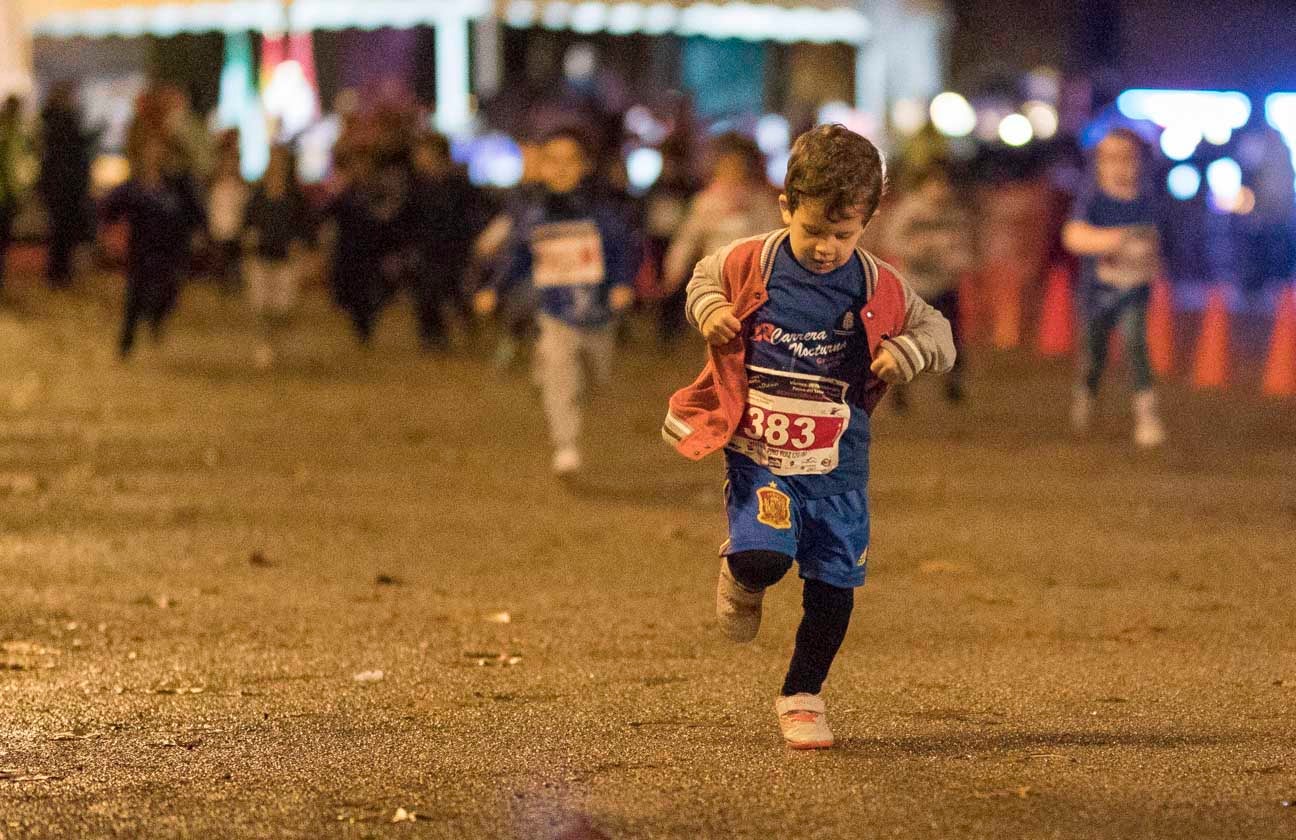 Ni el mal tiempo ni el frío han impedido que decenas de niños hayan partido en las carreras de las distintas categorías de esta tradicional carrera navideña